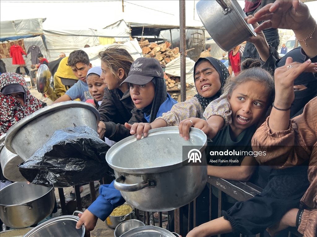 Gazze'nin Han Yunus kentindeki Filistinlilere yemek dağıtımı yapıldı
