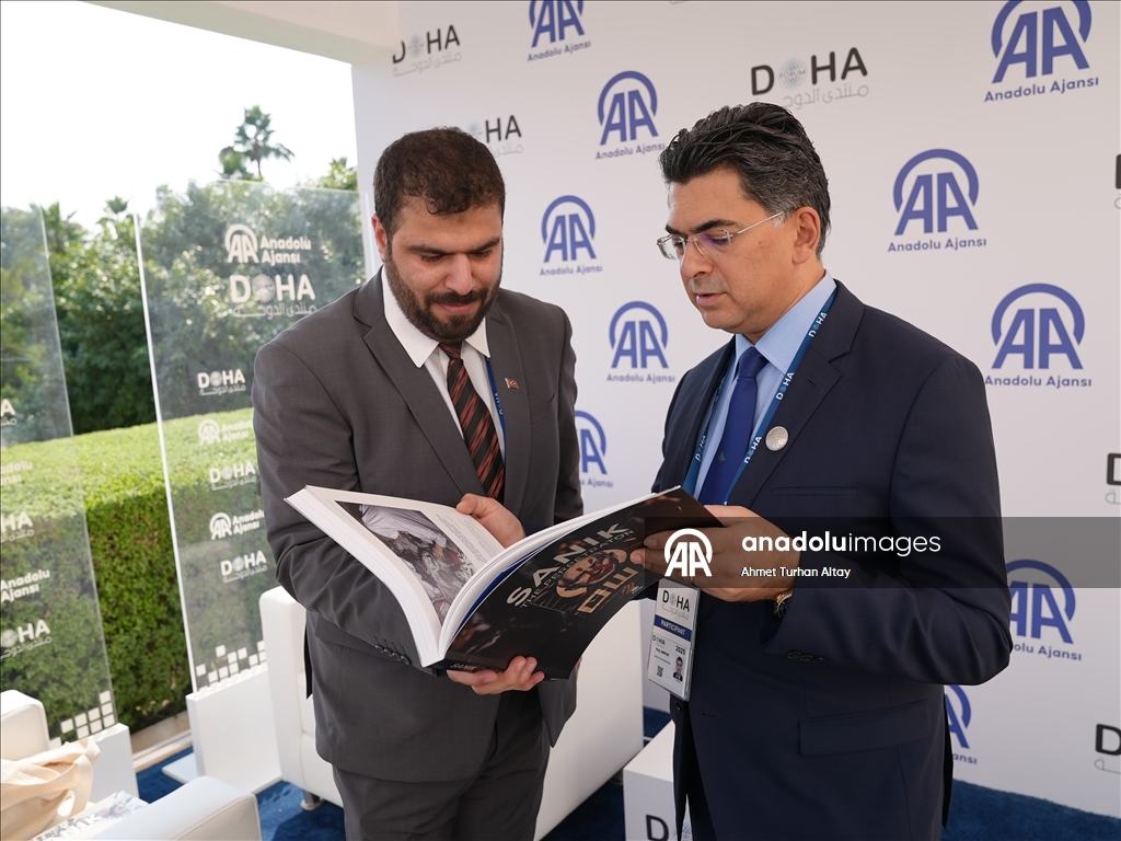 Lübnan Enformasyon Bakanı Markus, Doha Forum 2025'te AA standını ziyaret etti