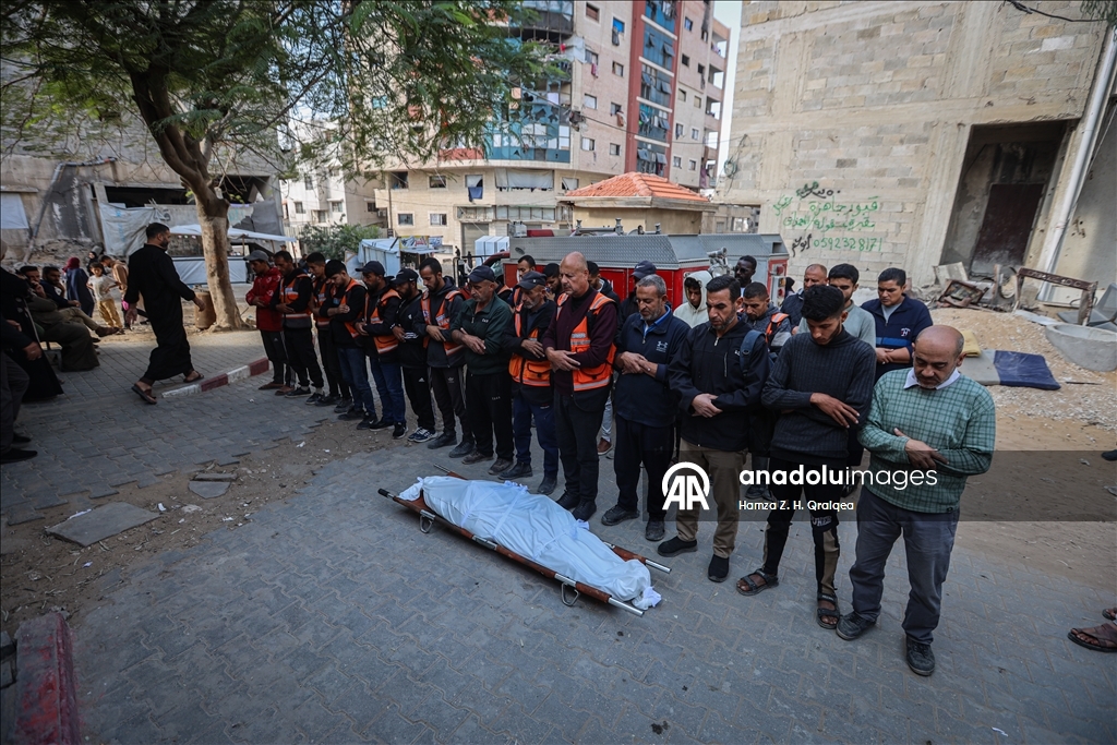 İsrail'in Gazze'ye düzenlediği saldırılarda biri sivil savunma ekibi 3 kişi hayatını kaybetti