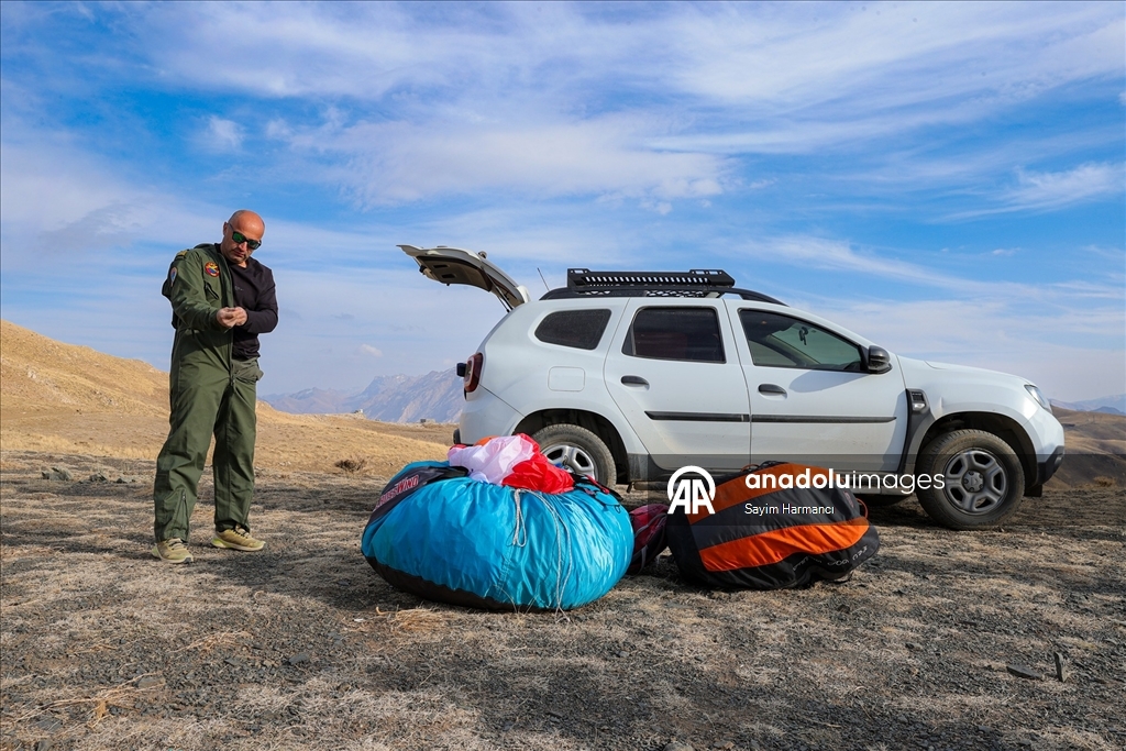 Hakkarili öğretmen pilot, paraşüt tutkunlarına gökyüzünün kapılarını aralıyor