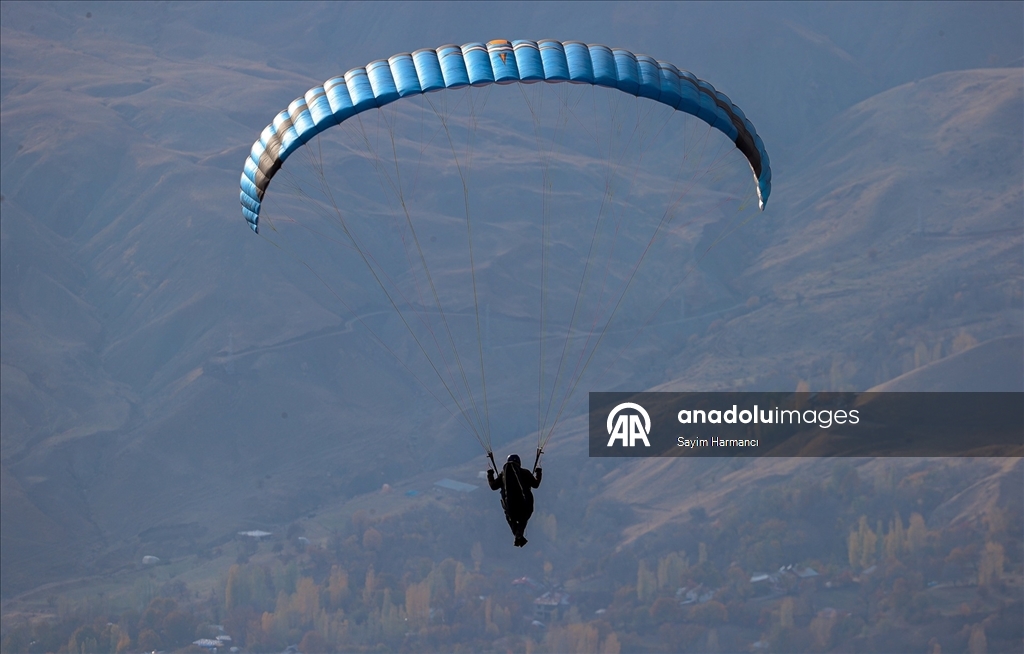 Hakkarili öğretmen pilot, paraşüt tutkunlarına gökyüzünün kapılarını aralıyor