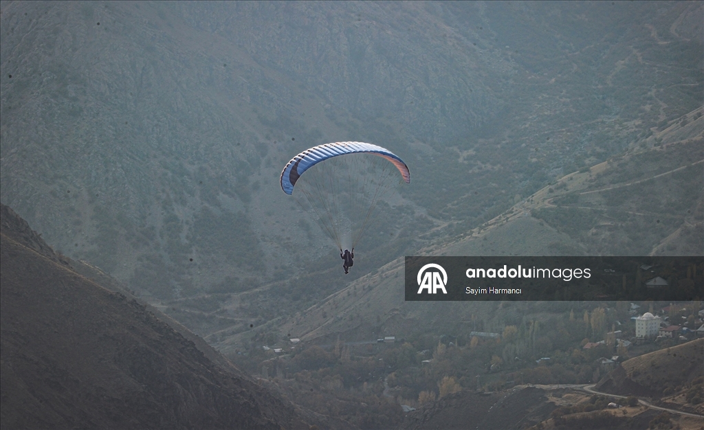Hakkarili öğretmen pilot, paraşüt tutkunlarına gökyüzünün kapılarını aralıyor