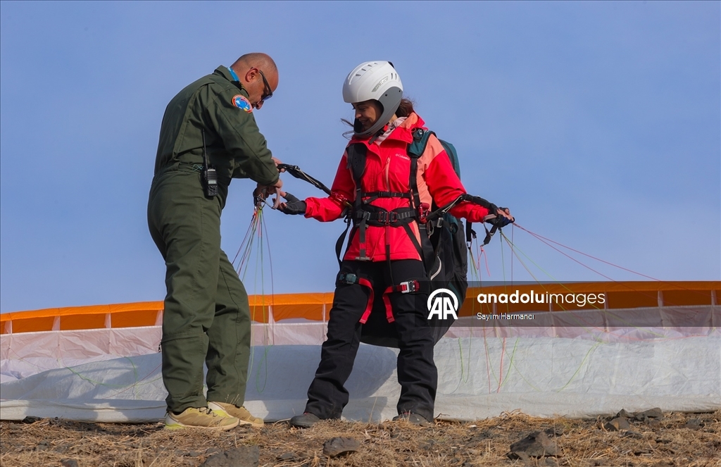 Hakkarili öğretmen pilot, paraşüt tutkunlarına gökyüzünün kapılarını aralıyor