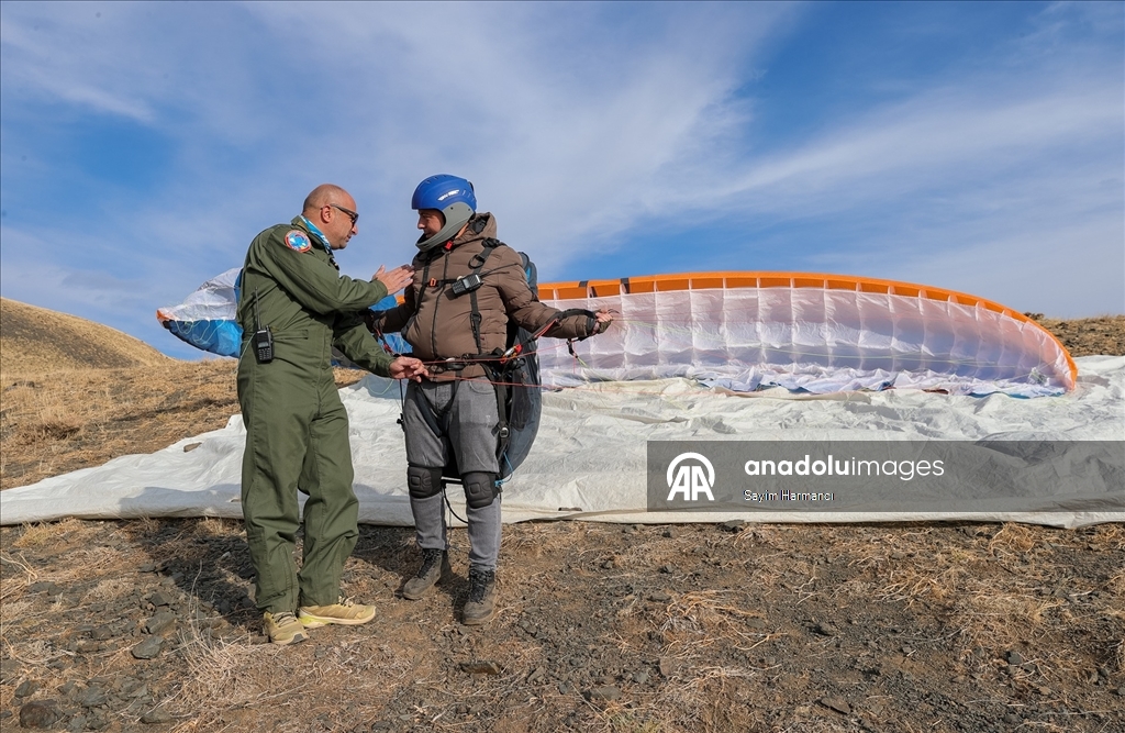Hakkarili öğretmen pilot, paraşüt tutkunlarına gökyüzünün kapılarını aralıyor