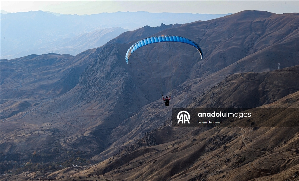Hakkarili öğretmen pilot, paraşüt tutkunlarına gökyüzünün kapılarını aralıyor