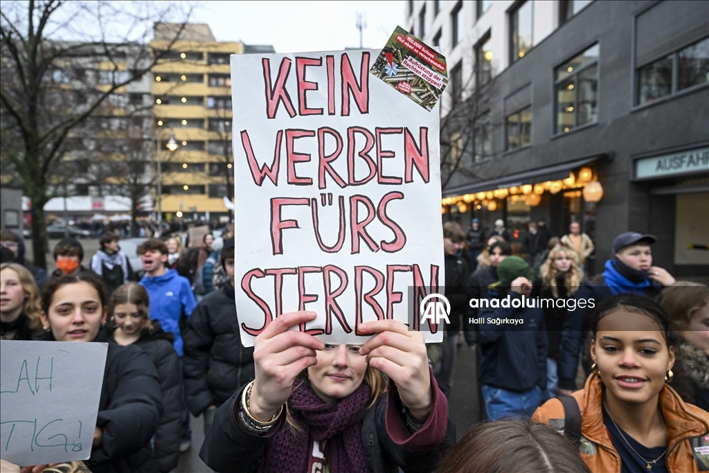 Учащиеся Германии протестуют против законопроекта о военной службе