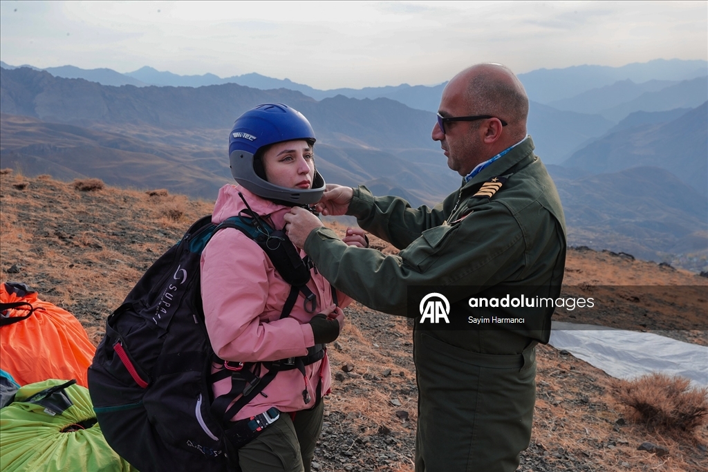 Hakkarili öğretmen pilot, paraşüt tutkunlarına gökyüzünün kapılarını aralıyor