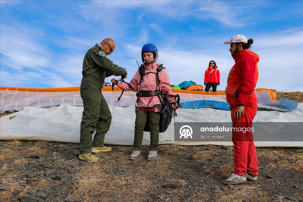 Hakkarili öğretmen pilot, paraşüt tutkunlarına gökyüzünün kapılarını aralıyor