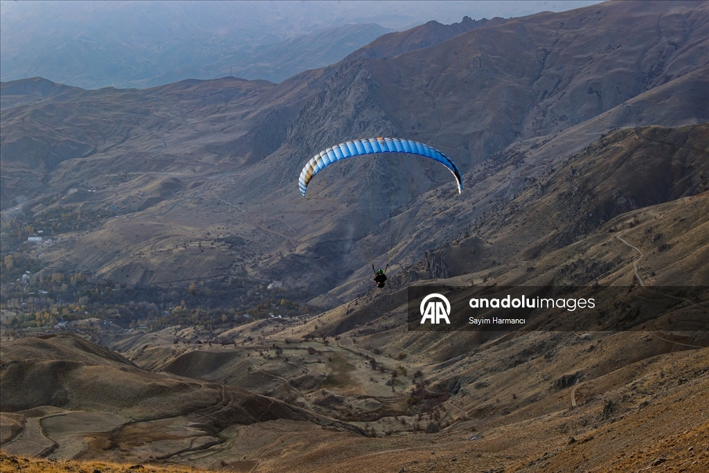 Hakkarili öğretmen pilot, paraşüt tutkunlarına gökyüzünün kapılarını aralıyor