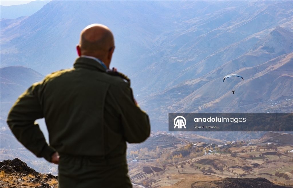 Hakkarili öğretmen pilot, paraşüt tutkunlarına gökyüzünün kapılarını aralıyor