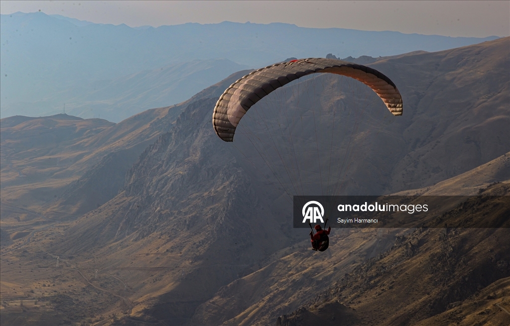 Hakkarili öğretmen pilot, paraşüt tutkunlarına gökyüzünün kapılarını aralıyor