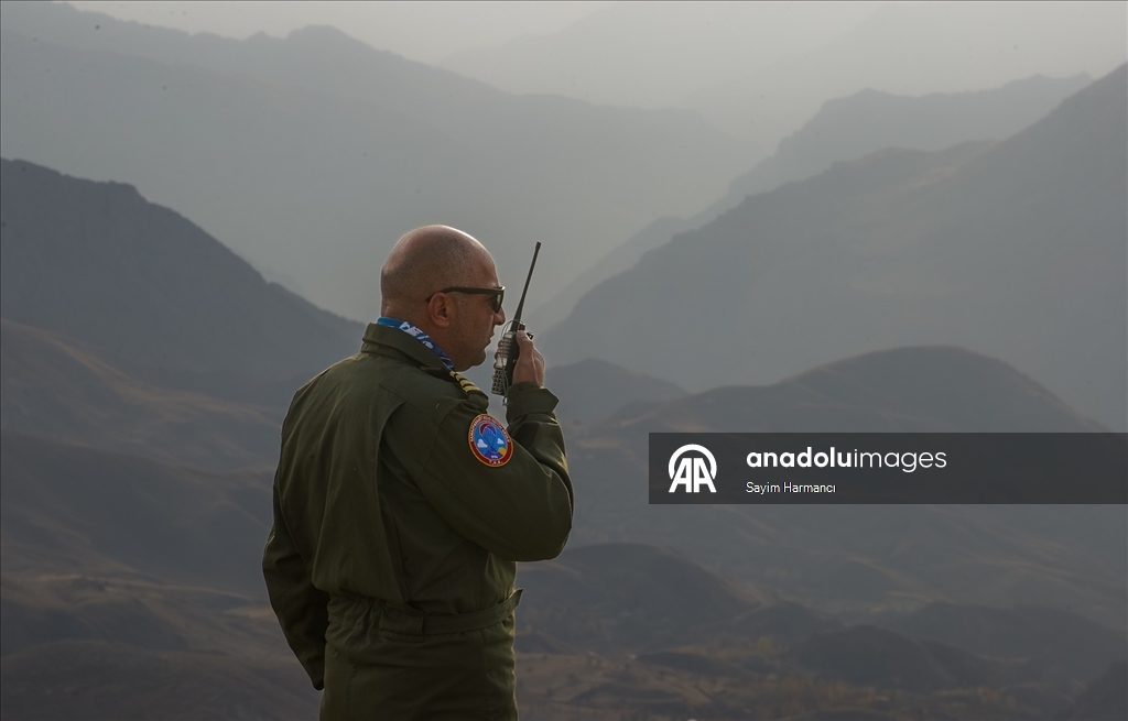 Hakkarili öğretmen pilot, paraşüt tutkunlarına gökyüzünün kapılarını aralıyor