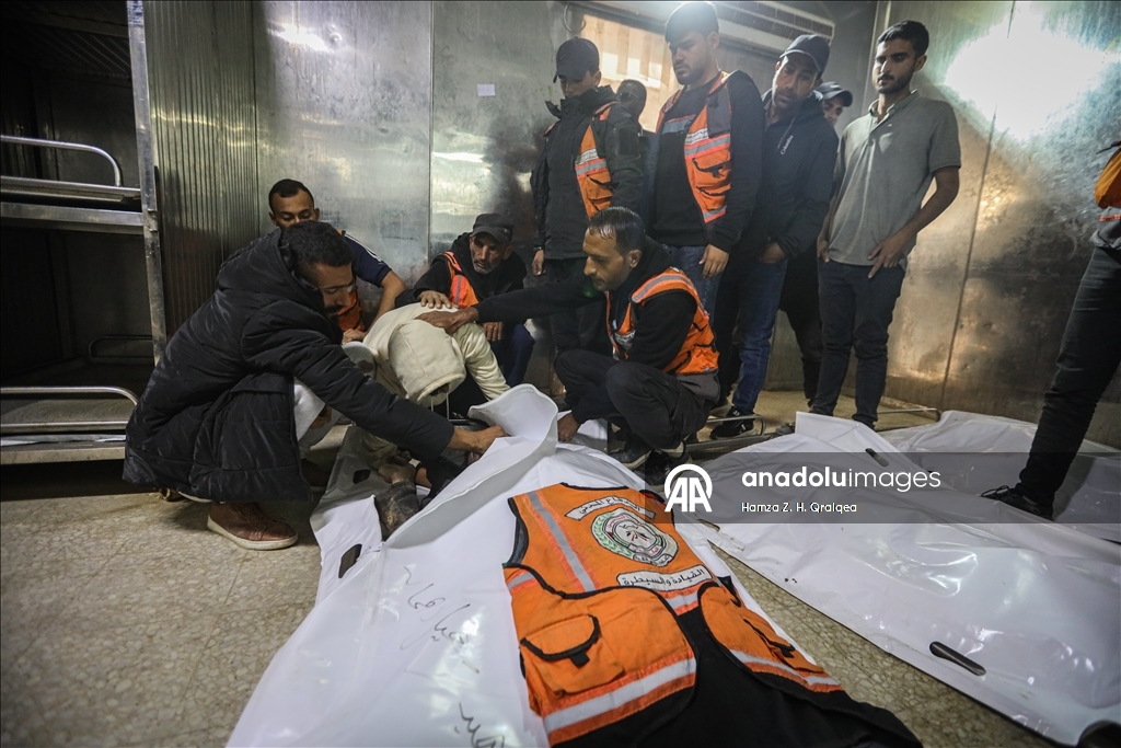 İsrail'in Gazze'ye düzenlediği saldırılarda biri sivil savunma ekibi 3 kişi hayatını kaybetti