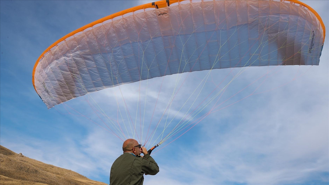 Hakkarili öğretmen pilot, paraşüt tutkunlarına gökyüzünün kapılarını aralıyor