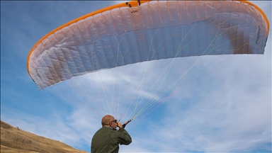 Hakkarili öğretmen pilot, paraşüt tutkunlarına gökyüzünün kapılarını aralıyor