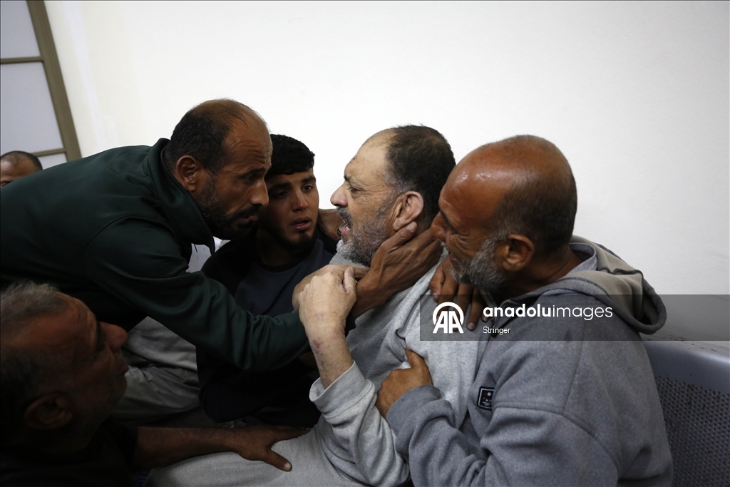 إسرائيل تفرج عن 5 أسرى فلسطينيين نُقلوا لمستشفى وسط غزة