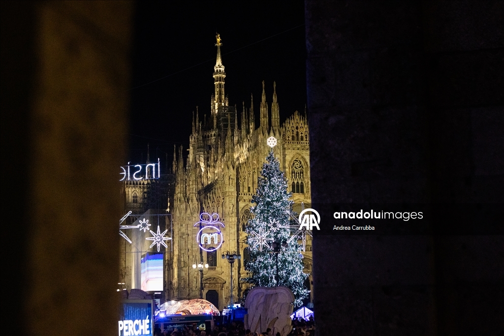 В Милане зажгли рождественскую елку к зимним Олимпийским играм 2026 года