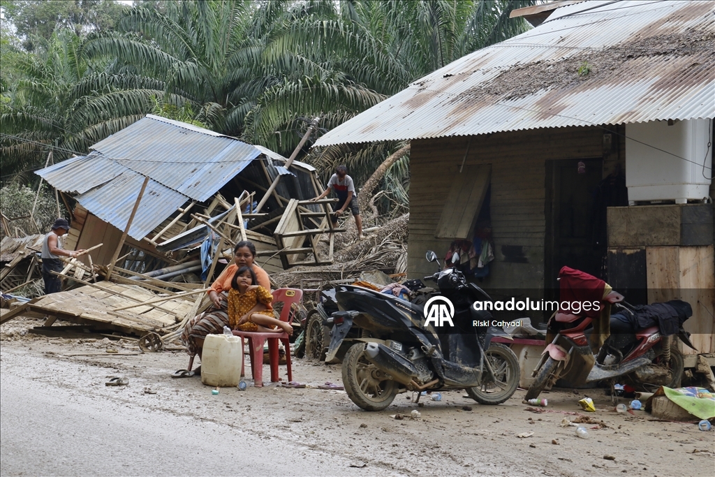 Endonezya’da sel felaketinin etkileri devam ediyor