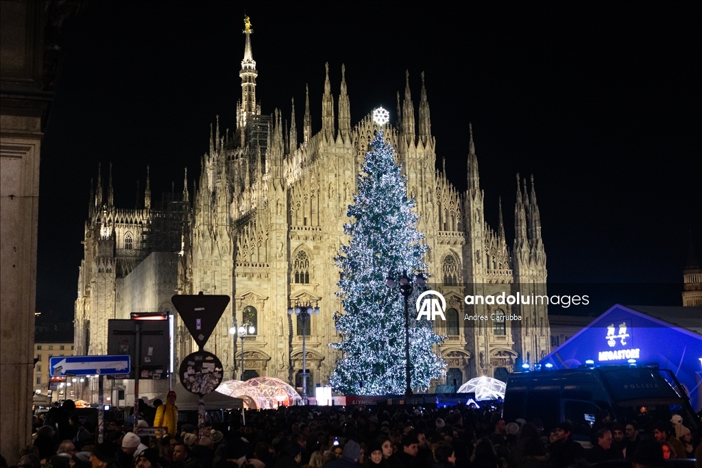 В Милане зажгли рождественскую елку к зимним Олимпийским играм 2026 года