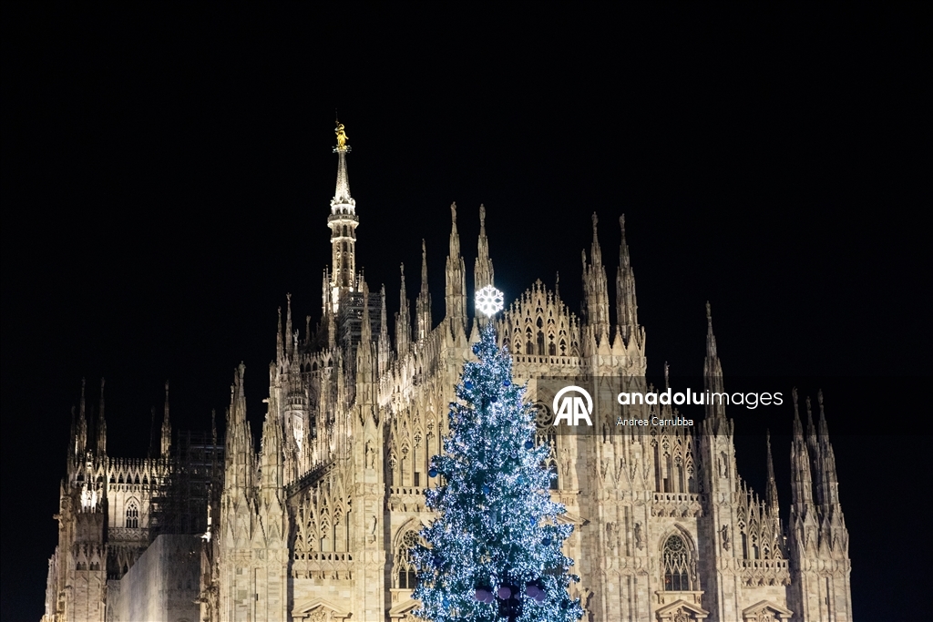 В Милане зажгли рождественскую елку к зимним Олимпийским играм 2026 года