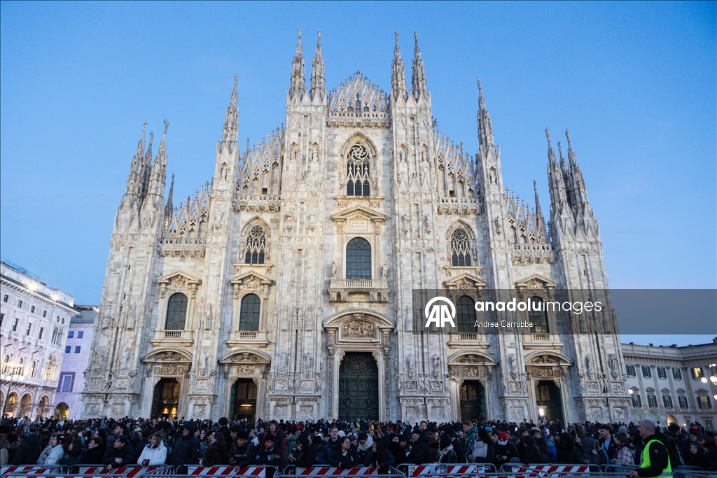 В Милане зажгли рождественскую елку к зимним Олимпийским играм 2026 года