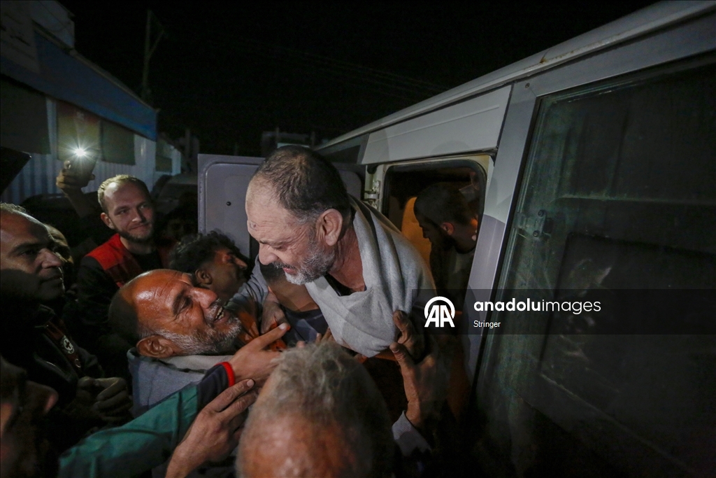 إسرائيل تفرج عن 5 أسرى فلسطينيين نُقلوا لمستشفى وسط غزة