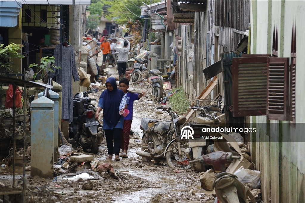 Endonezya’da sel felaketinin etkileri devam ediyor