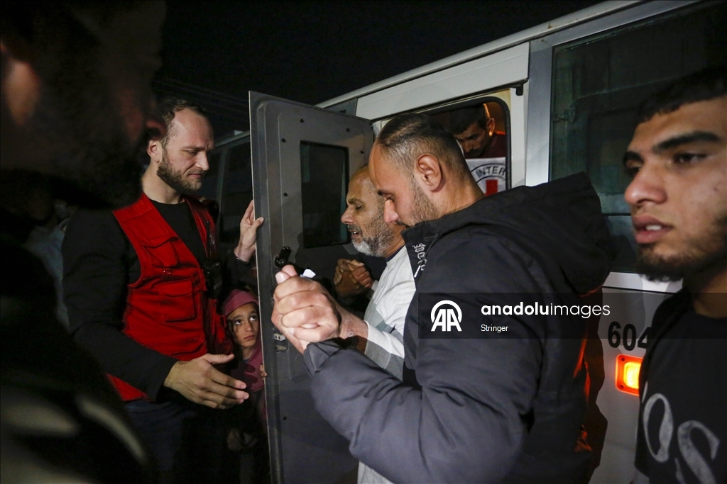 إسرائيل تفرج عن 5 أسرى فلسطينيين نُقلوا لمستشفى وسط غزة