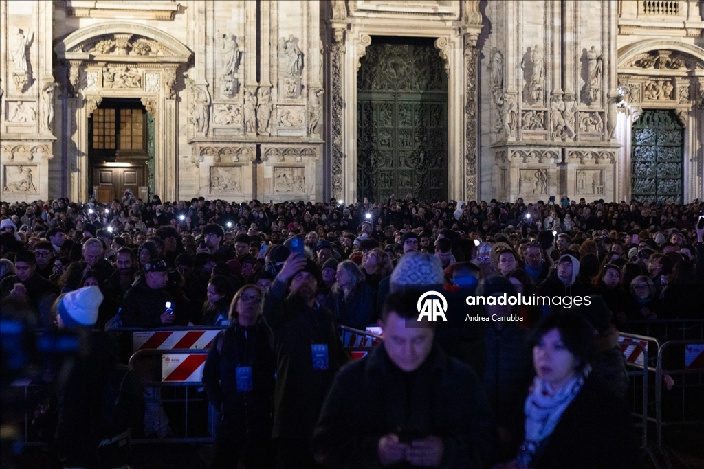 В Милане зажгли рождественскую елку к зимним Олимпийским играм 2026 года