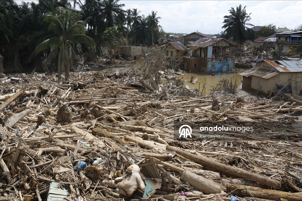 Endonezya’da sel felaketinin etkileri devam ediyor