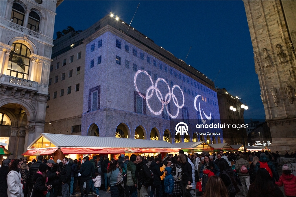 В Милане зажгли рождественскую елку к зимним Олимпийским играм 2026 года