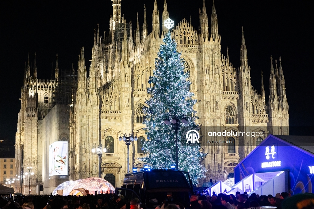 В Милане зажгли рождественскую елку к зимним Олимпийским играм 2026 года