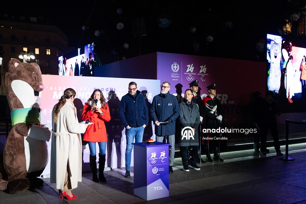 В Милане зажгли рождественскую елку к зимним Олимпийским играм 2026 года