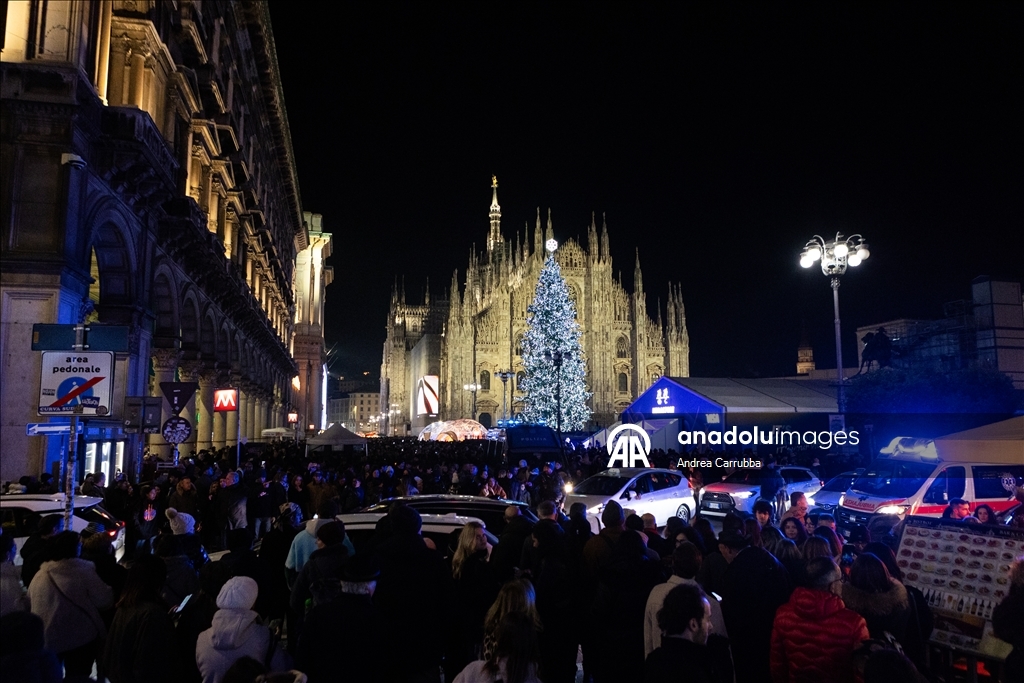 В Милане зажгли рождественскую елку к зимним Олимпийским играм 2026 года