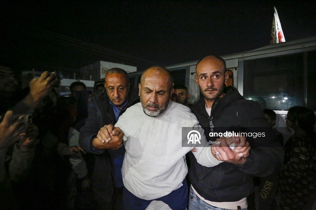 إسرائيل تفرج عن 5 أسرى فلسطينيين نُقلوا لمستشفى وسط غزة