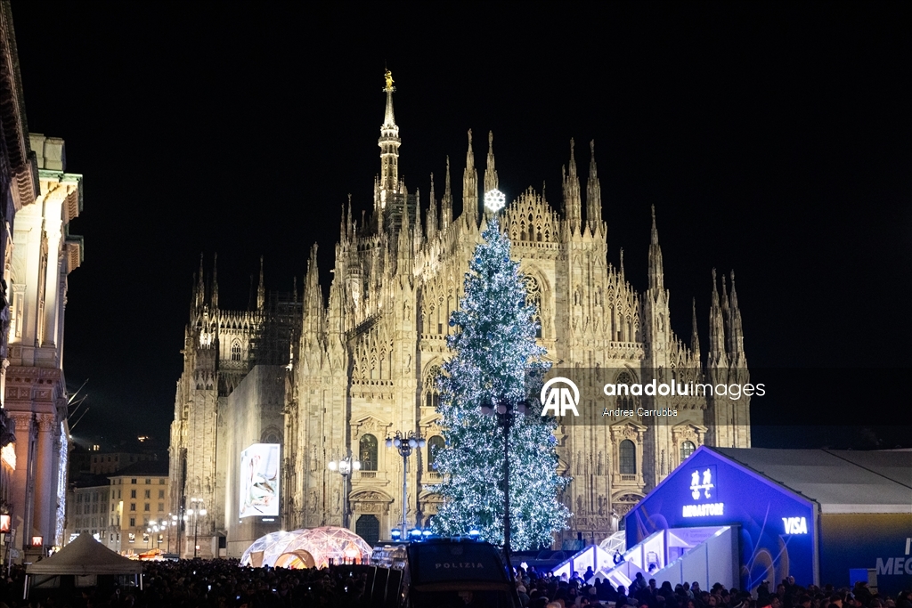 В Милане зажгли рождественскую елку к зимним Олимпийским играм 2026 года