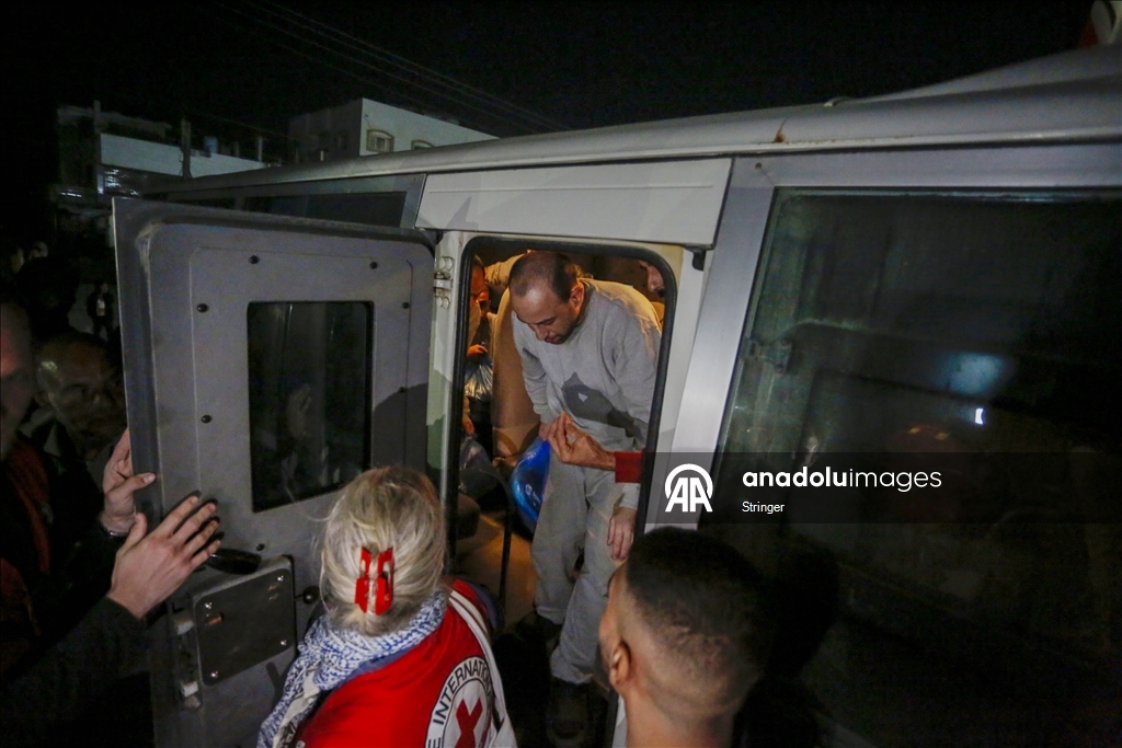 إسرائيل تفرج عن 5 أسرى فلسطينيين نُقلوا لمستشفى وسط غزة