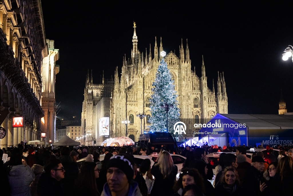 В Милане зажгли рождественскую елку к зимним Олимпийским играм 2026 года