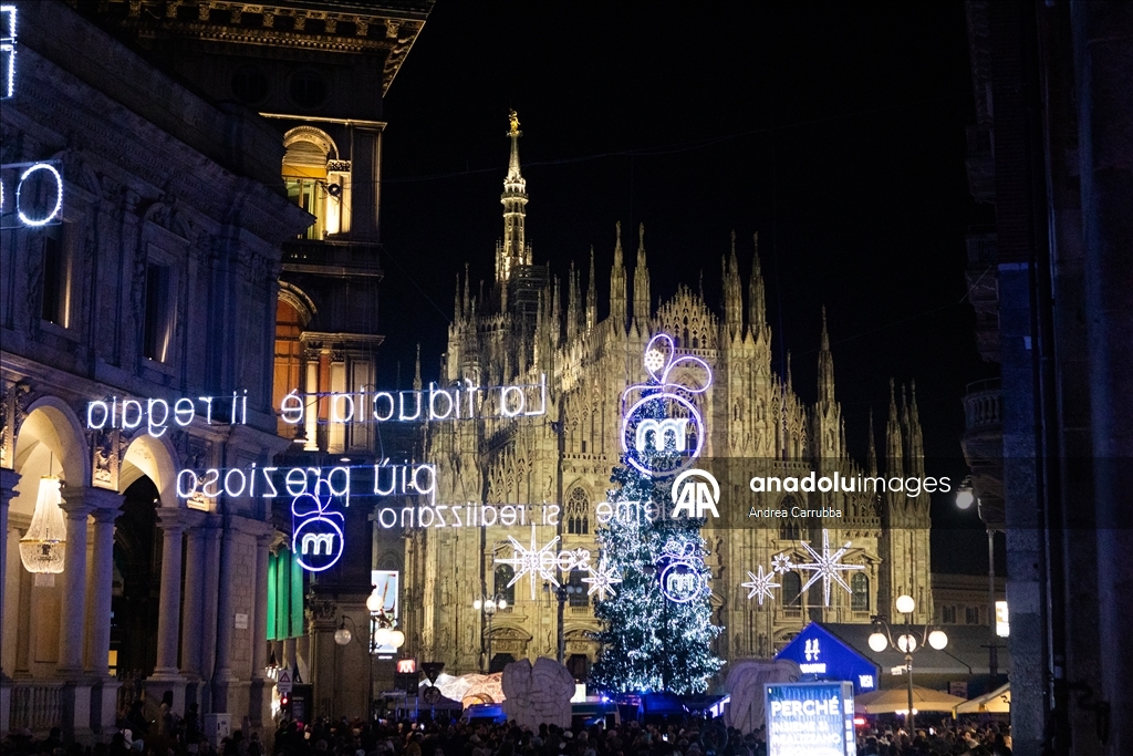 В Милане зажгли рождественскую елку к зимним Олимпийским играм 2026 года