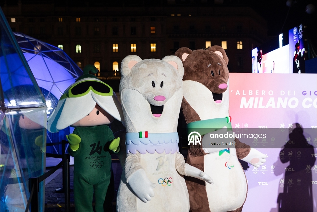 В Милане зажгли рождественскую елку к зимним Олимпийским играм 2026 года