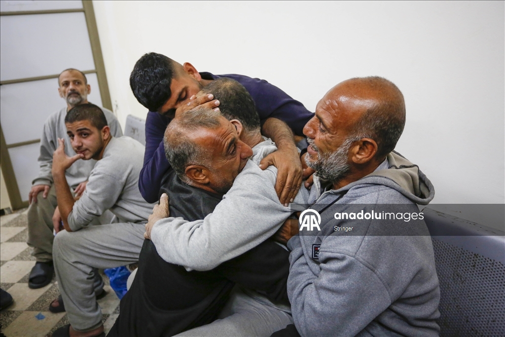 إسرائيل تفرج عن 5 أسرى فلسطينيين نُقلوا لمستشفى وسط غزة