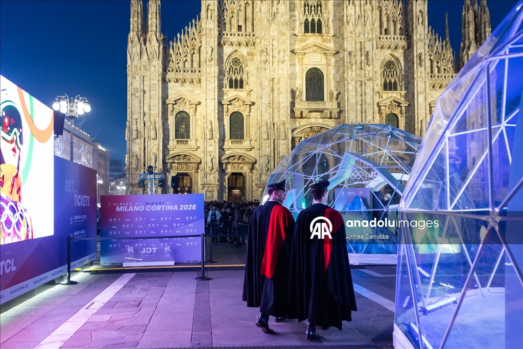 В Милане зажгли рождественскую елку к зимним Олимпийским играм 2026 года