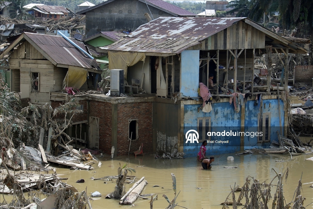 Endonezya’da sel felaketinin etkileri devam ediyor