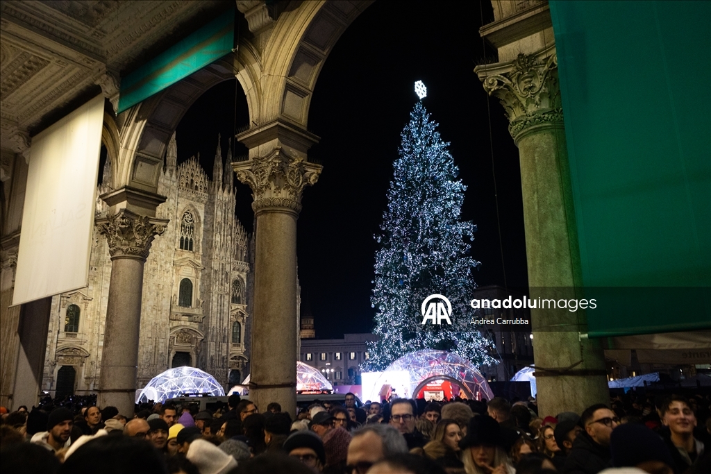 В Милане зажгли рождественскую елку к зимним Олимпийским играм 2026 года