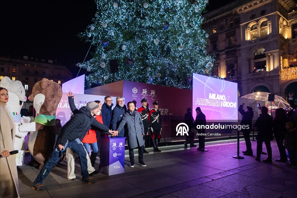 В Милане зажгли рождественскую елку к зимним Олимпийским играм 2026 года