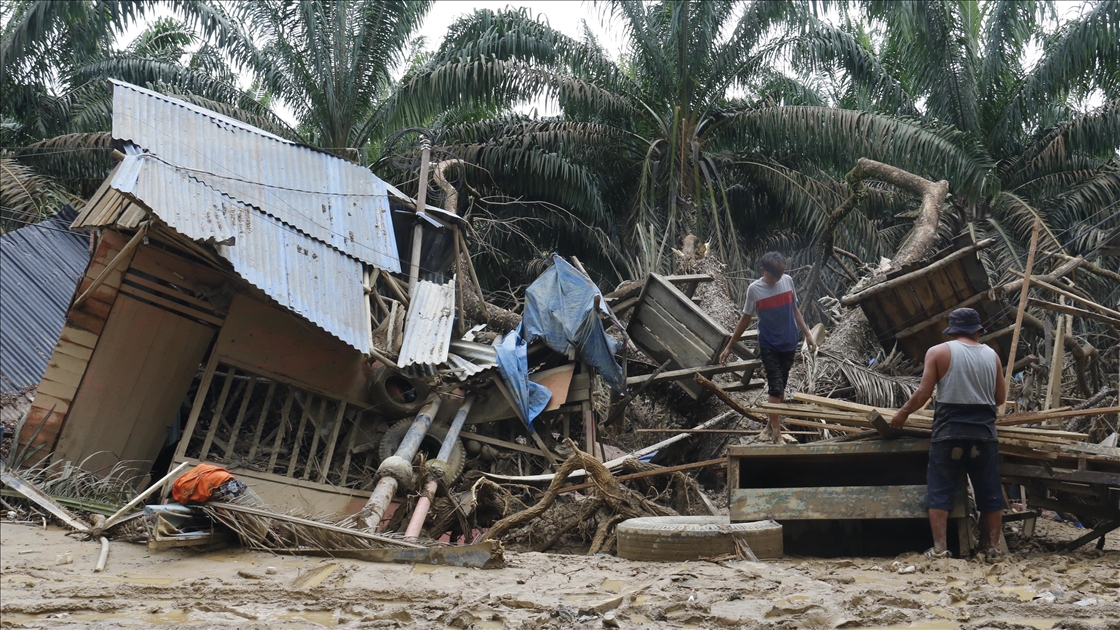Endonezya’da sel felaketinin etkileri devam ediyor