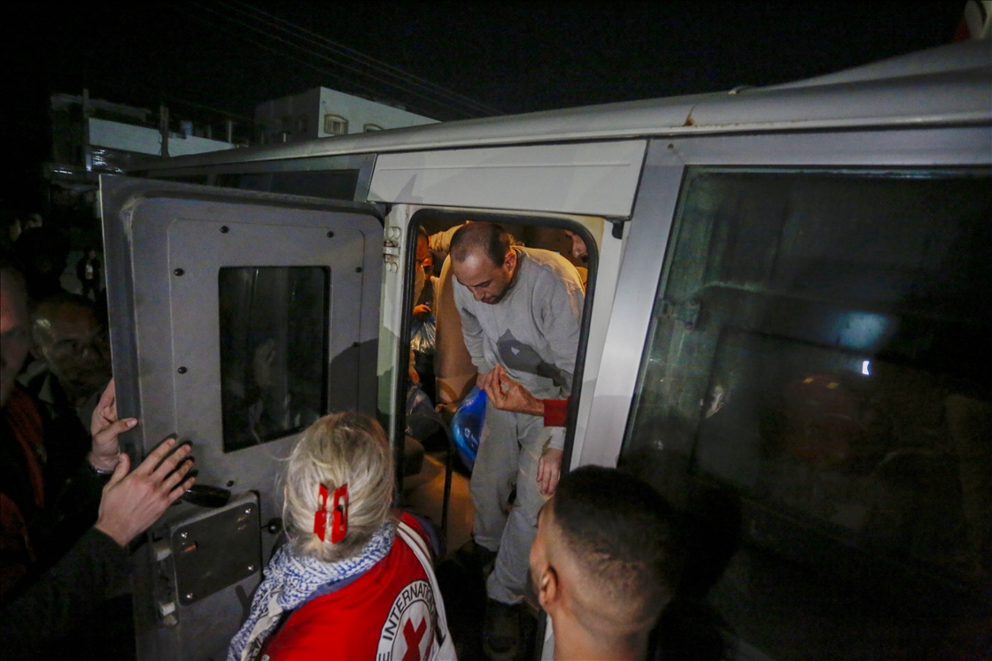 إسرائيل تفرج عن 5 أسرى فلسطينيين نُقلوا لمستشفى وسط غزة