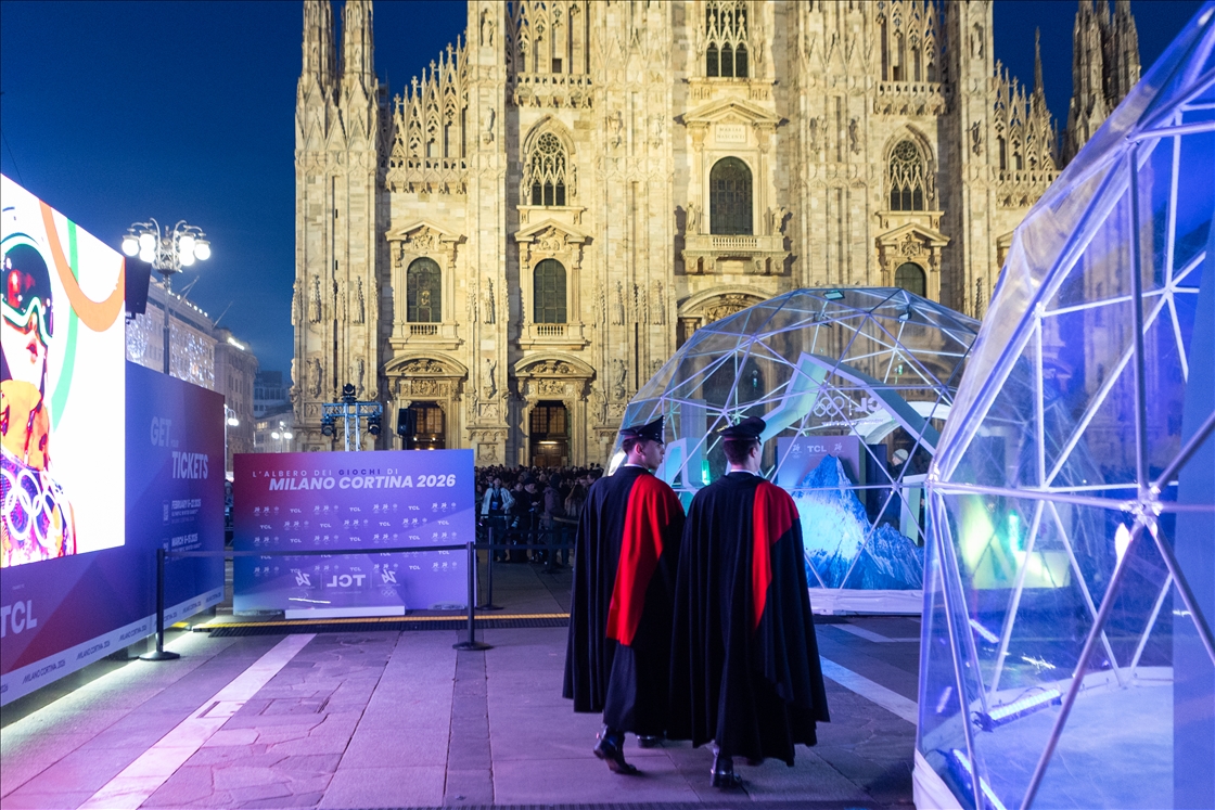 В Милане зажгли рождественскую елку к зимним Олимпийским играм 2026 года