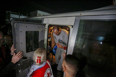 إسرائيل تفرج عن 5 أسرى فلسطينيين نُقلوا لمستشفى وسط غزة