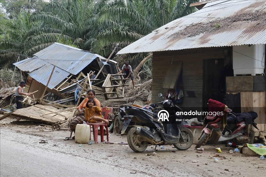 В Индонезии число погибших из-за стихийных бедствий превысило 900 человек 15